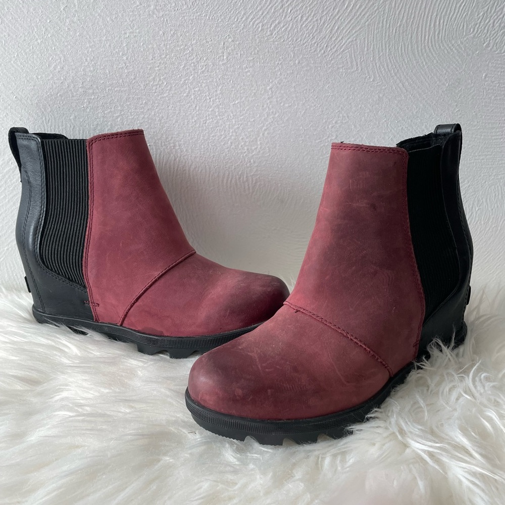 Chelsea boot, wedge heel, Maroon and Black